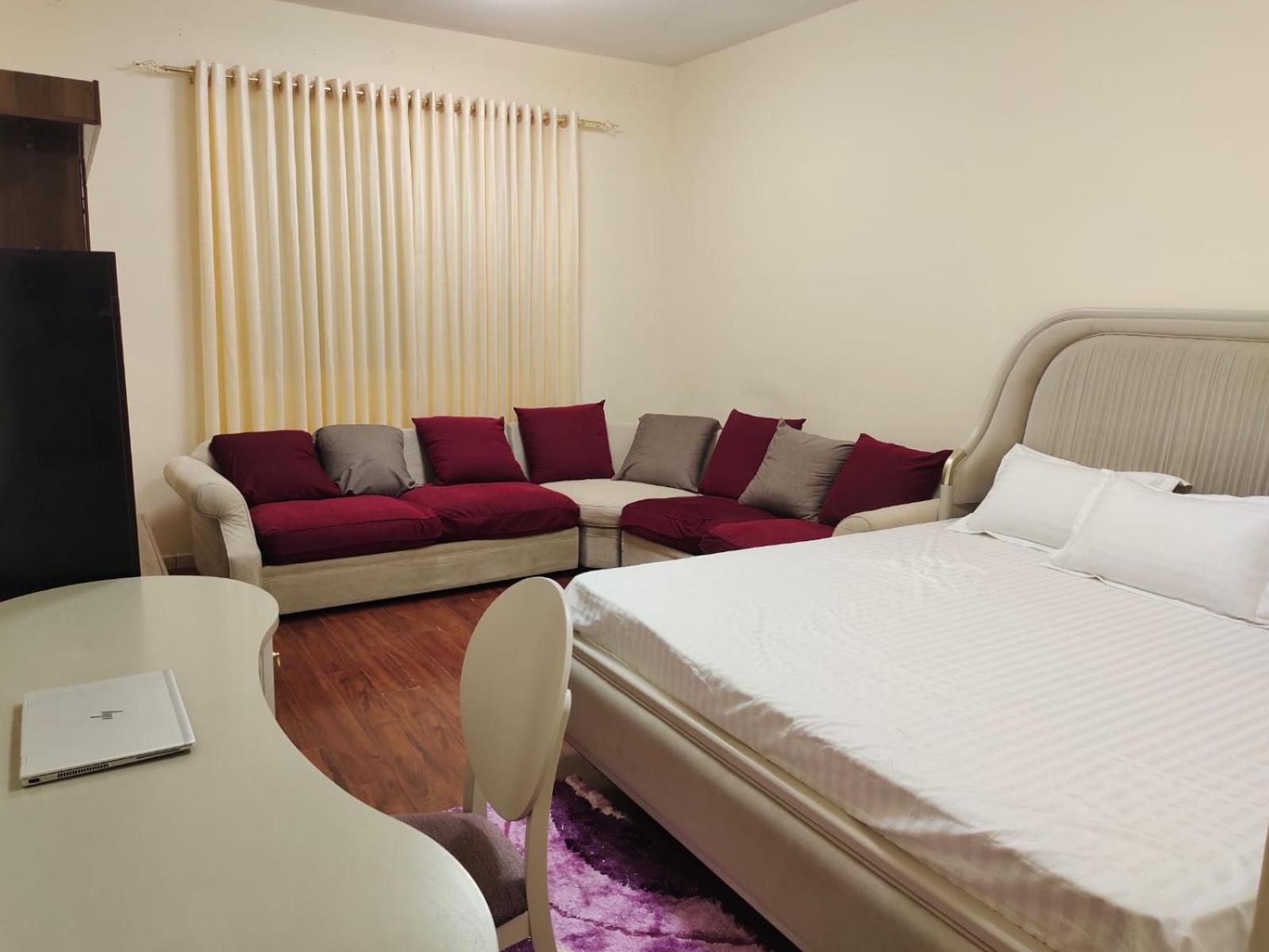 Arnim Suite - 3 Bedrooms Apartment Szardża Zewnętrze zdjęcie