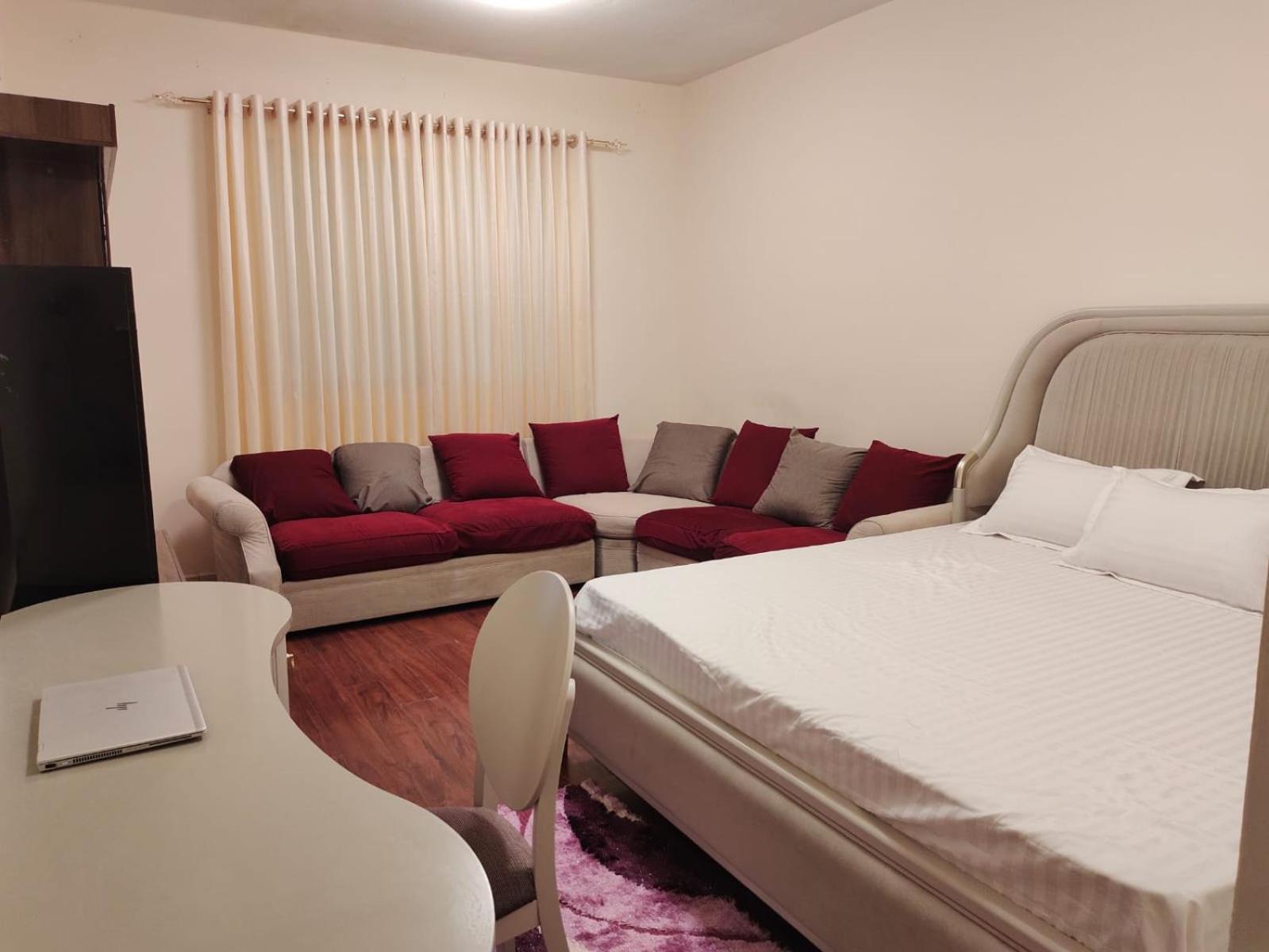 Arnim Suite - 3 Bedrooms Apartment Szardża Zewnętrze zdjęcie