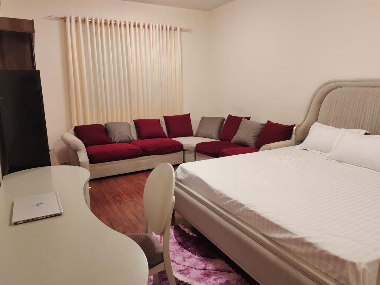Arnim Suite - 3 Bedrooms Apartment Szardża Zewnętrze zdjęcie